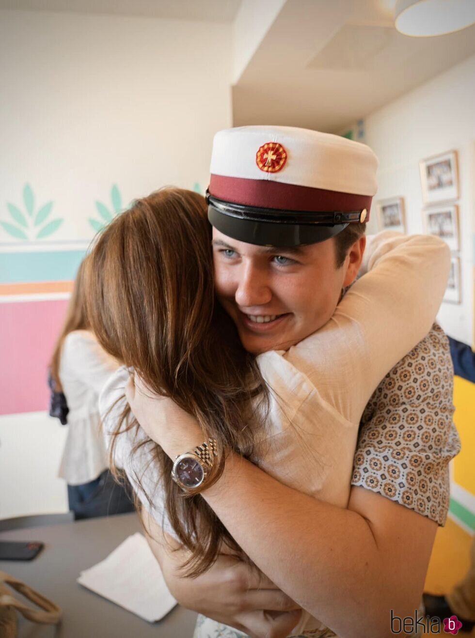 Mary de Dinamarca y su hijo Christian de Dinamarca se abrazan en la graduación de Christian de Dinamarca