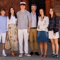 Christian de Dinamarca con sus padres y hermanos en su graduación