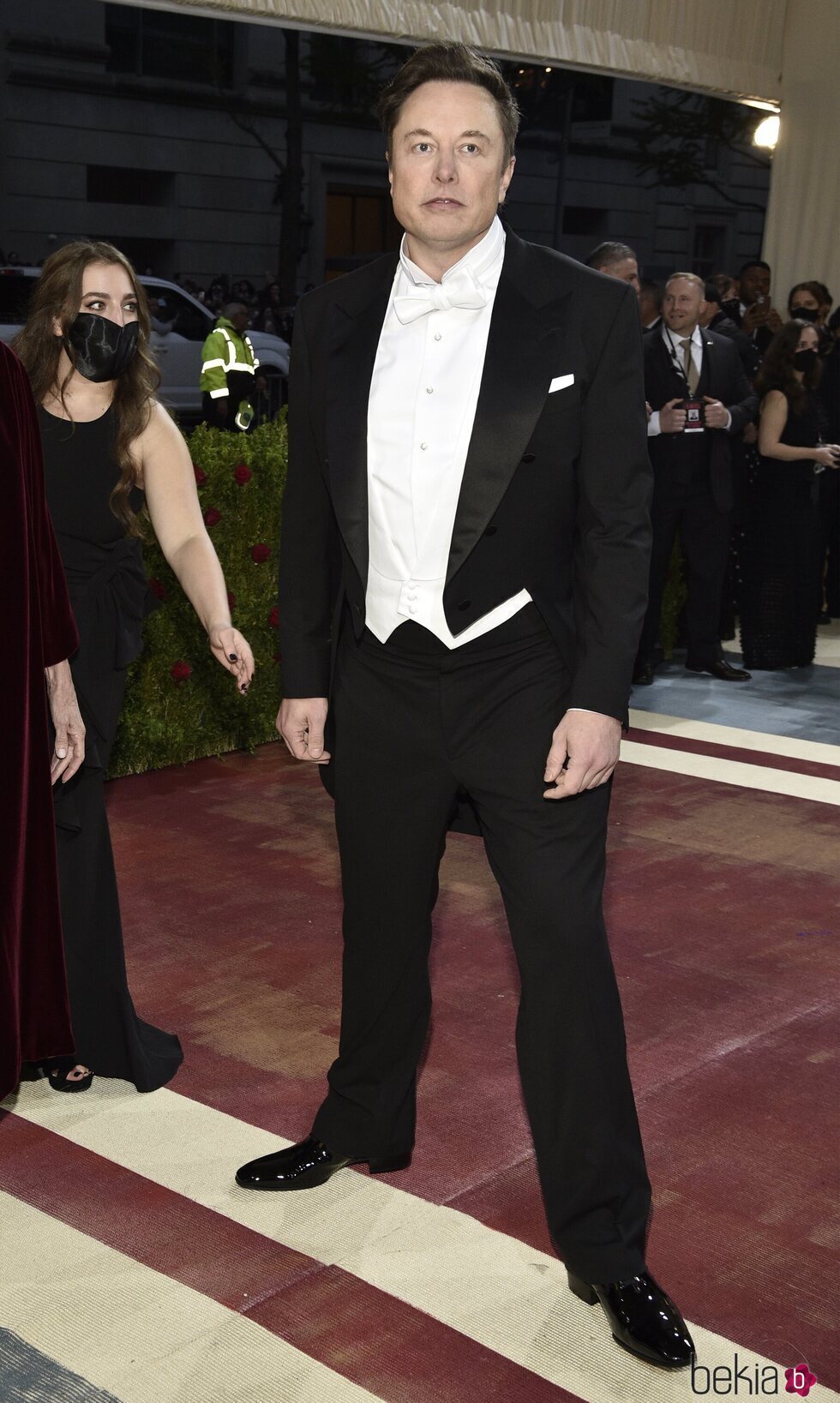 Elon Musk posa en la MET Gala de 2022