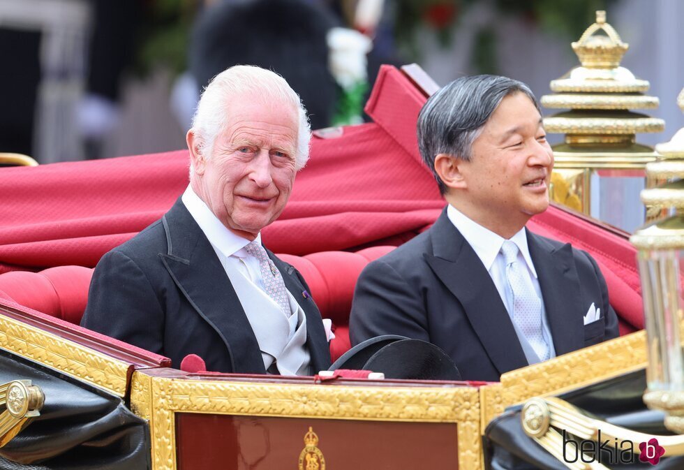 El Rey Carlos III y Naruhito de Japón en carruaje en la bienvenida a los Emperadores de Japón por su Visita de Estado a Reino Unido