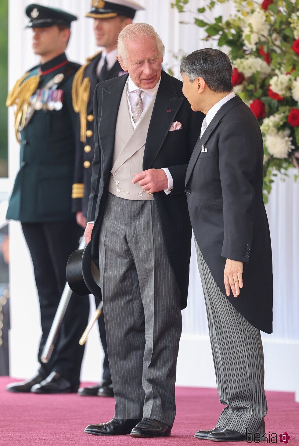 El Rey Carlos III y Naruhito de Japón hablando en la bienvenida a los Emperadores de Japón por su Visita de Estado a Reino Unido