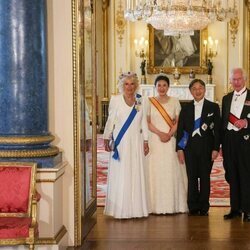 La Reina Camilla con la Tiara de Rubíes Birmana, Masako de Japón con la Tiara de Crisantemo, Naruhito de Japón y Carlos III en la cena de gala por la Visit