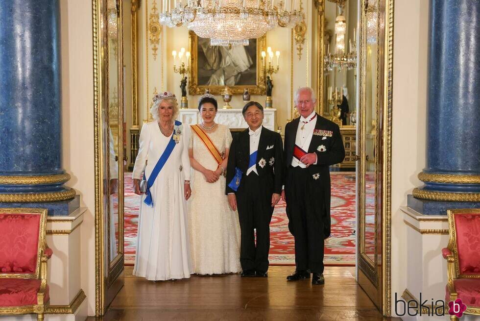 La Reina Camilla con la Tiara de Rubíes Birmana, Masako de Japón con la Tiara de Crisantemo, Naruhito de Japón y Carlos III en la cena de gala por la Visit