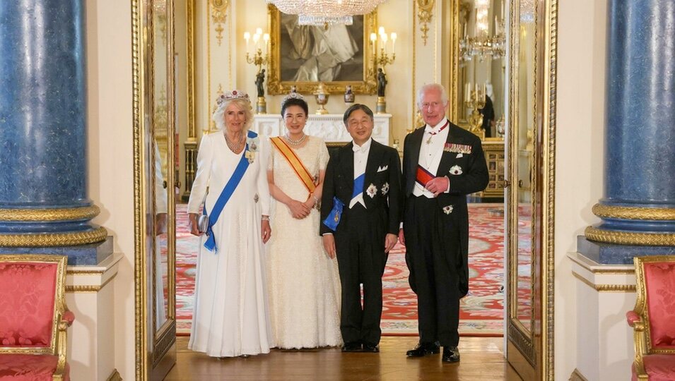 La Reina Camilla con la Tiara de Rubíes Birmana, Masako de Japón con la Tiara de Crisantemo, Naruhito de Japón y Carlos III en la cena de gala por la Visit