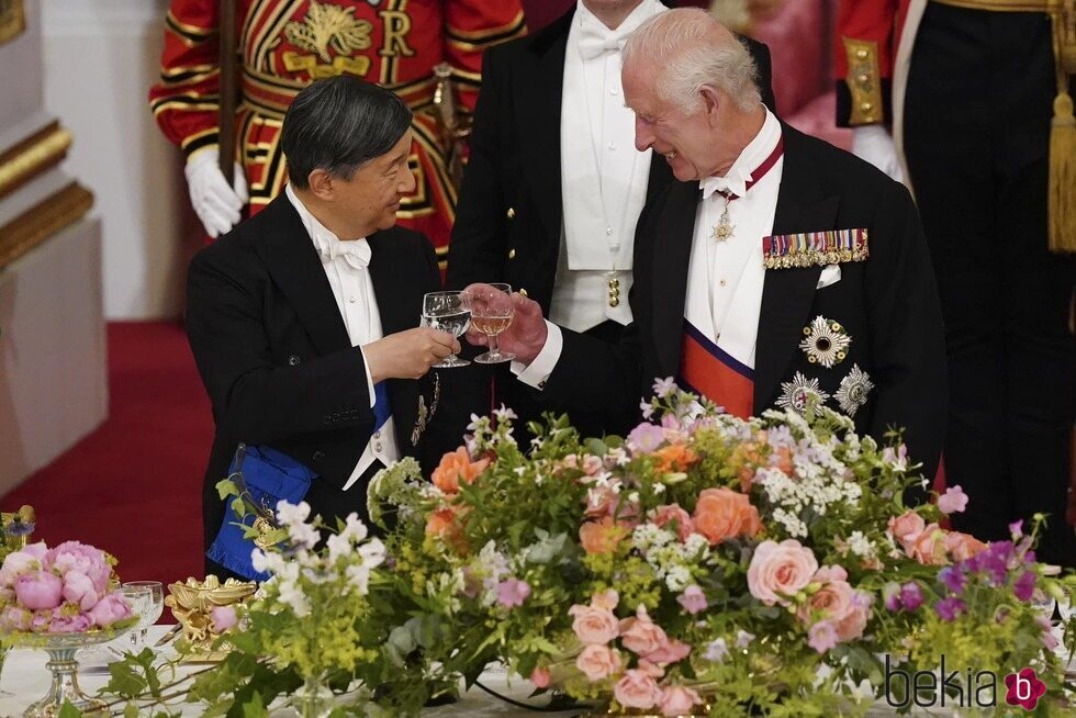 Naruhito de Japón y Carlos III brindando en la cena de gala por la Visita de Estado de los Emperadores de Japón a Reino Unido