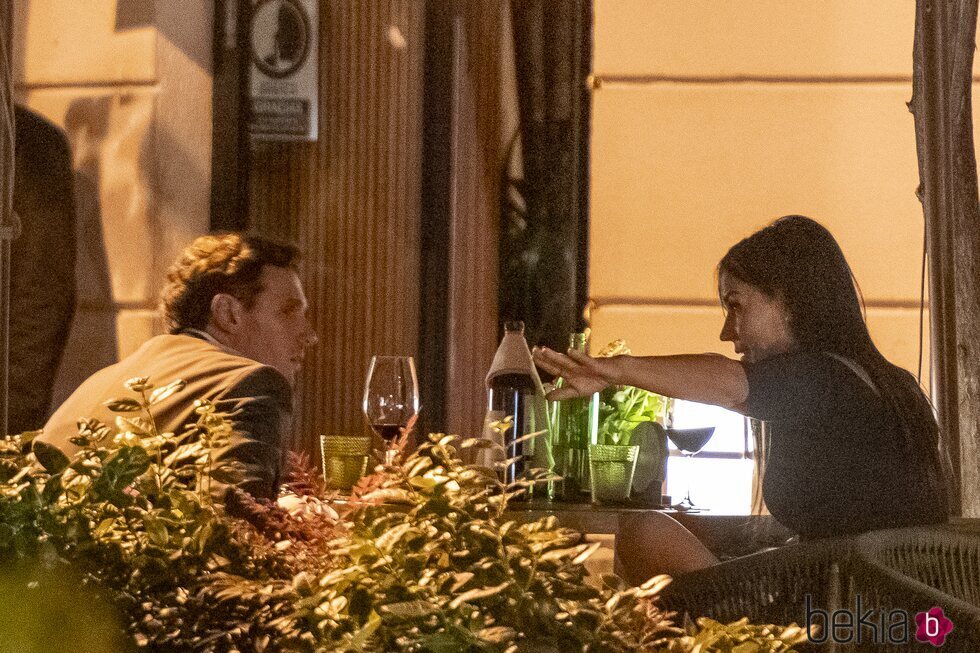 Albert Rivera y Begoña Villacís tomando algo en una terraza de Madrid