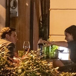 Albert Rivera y Begoña Villacís tomando algo en una terraza de Madrid