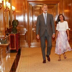 Los Reyes Felipe y Letizia en un pasillo de La Zarzuela con los bustos de los Reyes Juan Carlos y Sofía