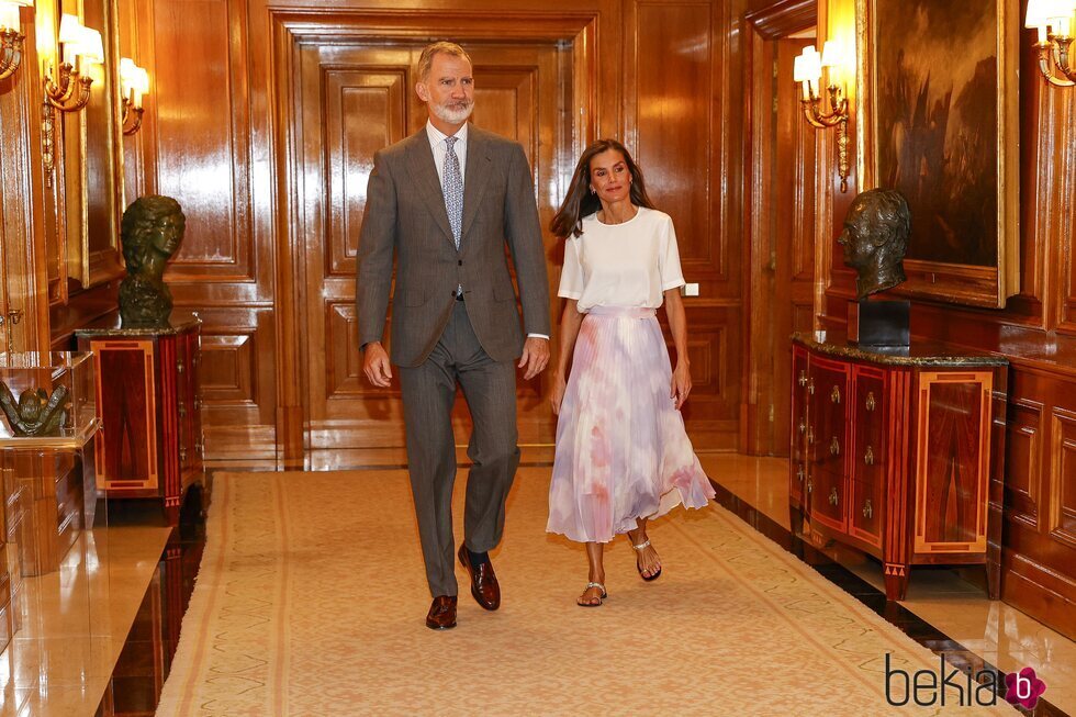 Los Reyes Felipe y Letizia en un pasillo de La Zarzuela con los bustos de los Reyes Juan Carlos y Sofía