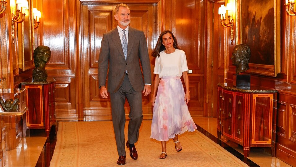 Los Reyes Felipe y Letizia en un pasillo de La Zarzuela con los bustos de los Reyes Juan Carlos y Sofía