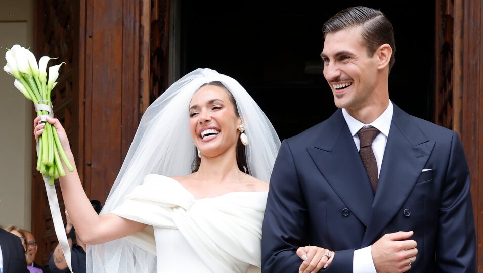 Ana Moya y Diego Conde muy felices a la salida de la iglesia