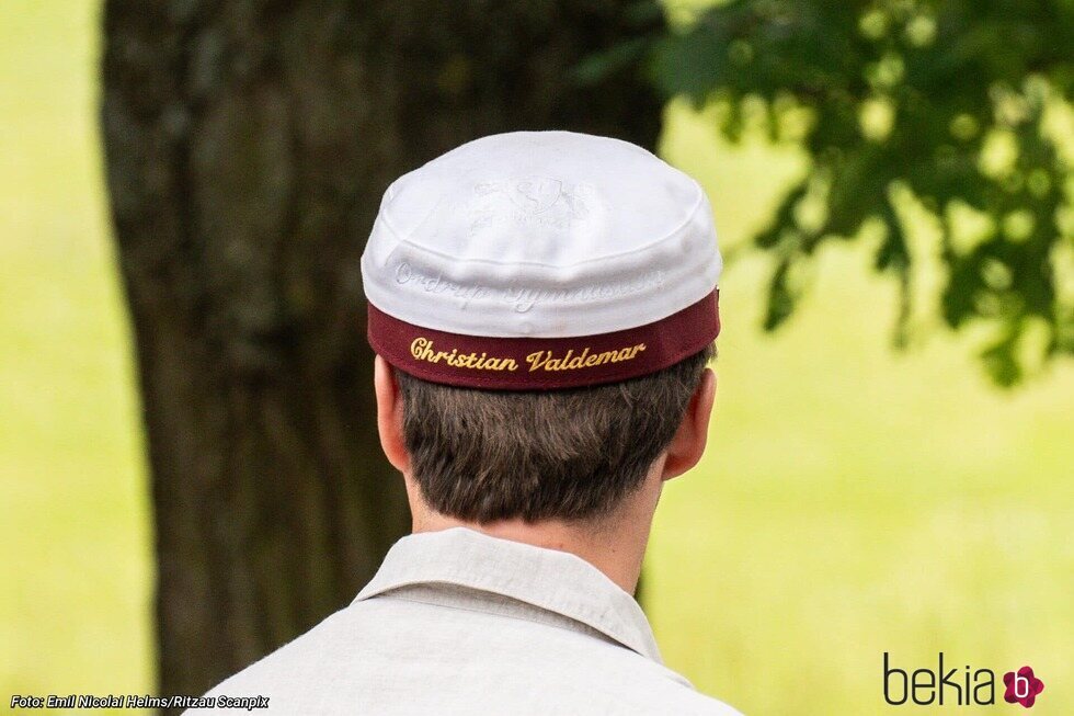 La gorra de Christian de Dinamarca con su nombre en su graduación