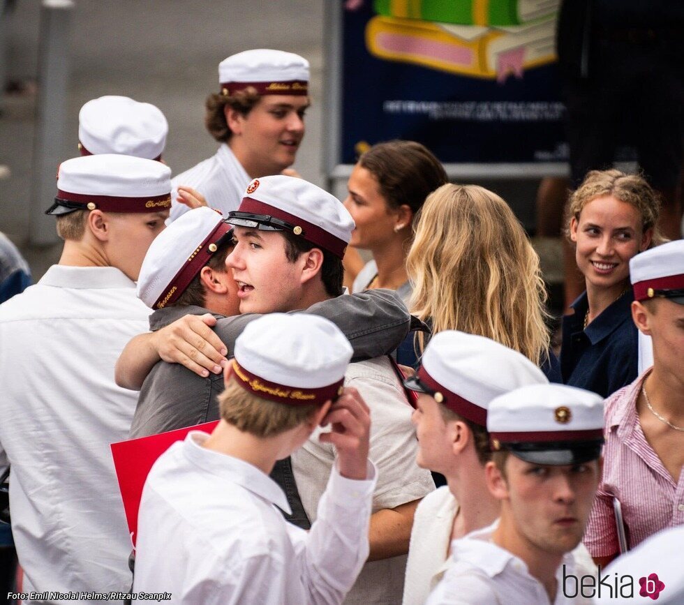 Christian de Dinamarca abrazando a un amigo en su graduación