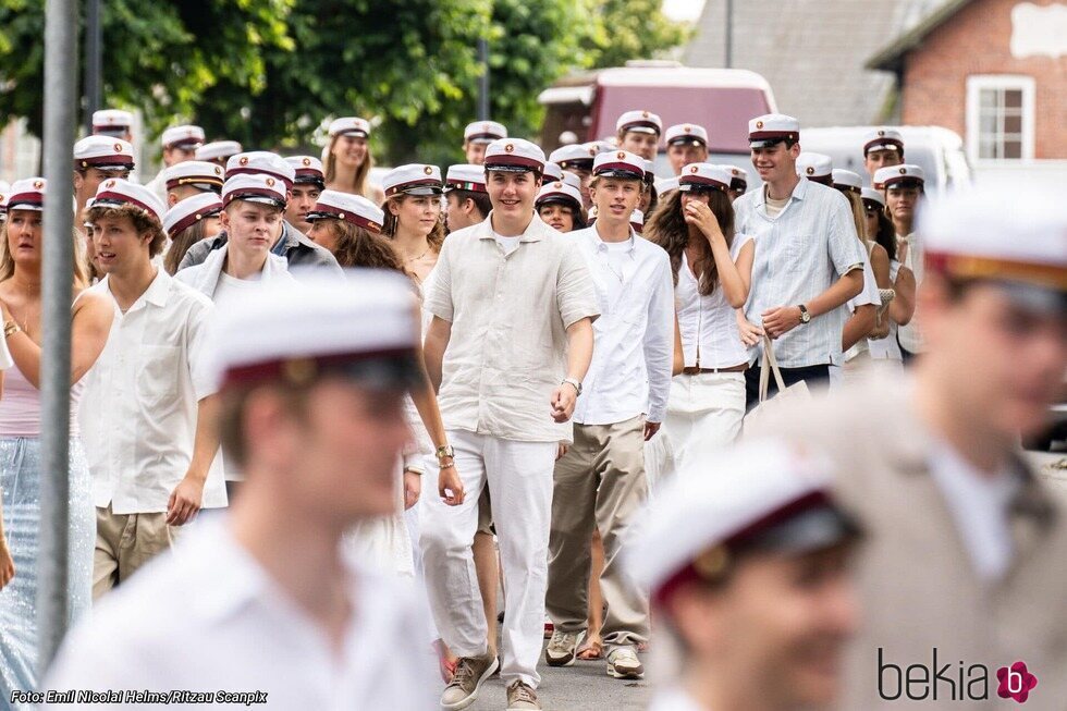 Christian de Dinamarca y sus compañeros en su graduación