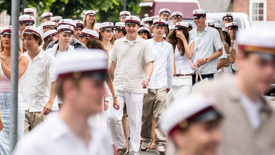 Christian de Dinamarca y sus compañeros en su graduación