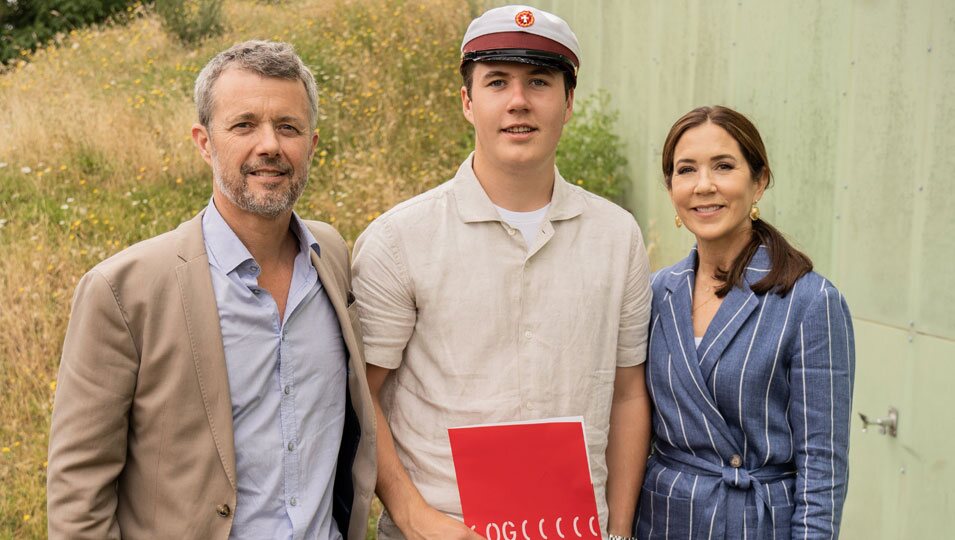 Christian de Dinamarca con su diploma en su graduación junto a sus padres 