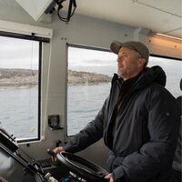 Federico de Dinamarca llevando un barco en su primera visita oficial a Groenlandia como Rey