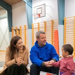 Federico y Mary de Dinamarca con un niño en su primera visita oficial a Groenlandia como Reyes