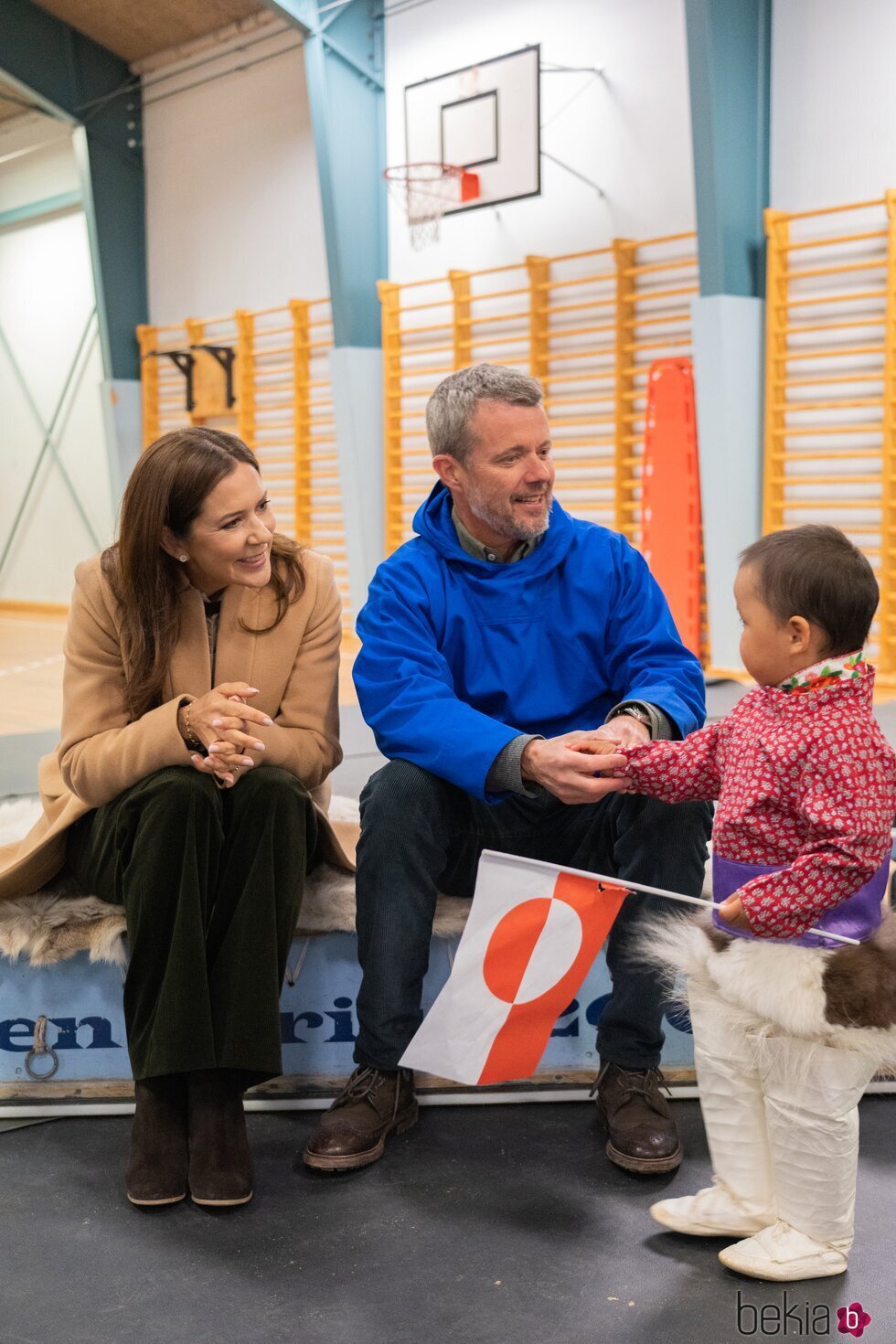 Federico y Mary de Dinamarca con un niño en su primera visita oficial a Groenlandia como Reyes