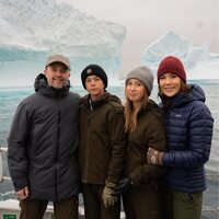 Federico y Mary de Dinamarca y sus hijos Vincent y Josephine de Dinamarca en su primera visita oficial a Groenlandia como Reyes