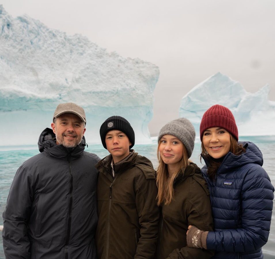 Federico y Mary de Dinamarca y sus hijos Vincent y Josephine de Dinamarca en su primera visita oficial a Groenlandia como Reyes