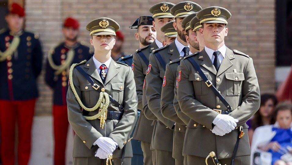 La Princesa Leonor con sus compañeros de la Academia de Zaragoza en su nombramiento como Dama Alférez Cadete