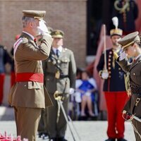 La Princesa Leonor se inclina ante el Rey Felipe VI en su nombramiento como Dama Alférez Cadete del Ejército de Tierra