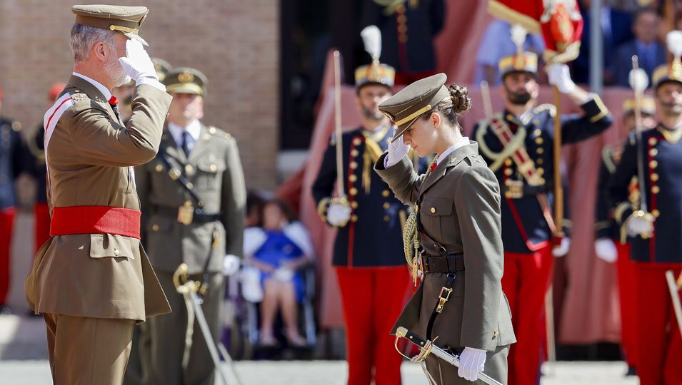 La Princesa Leonor se inclina ante el Rey Felipe VI en su nombramiento como Dama Alférez Cadete del Ejército de Tierra