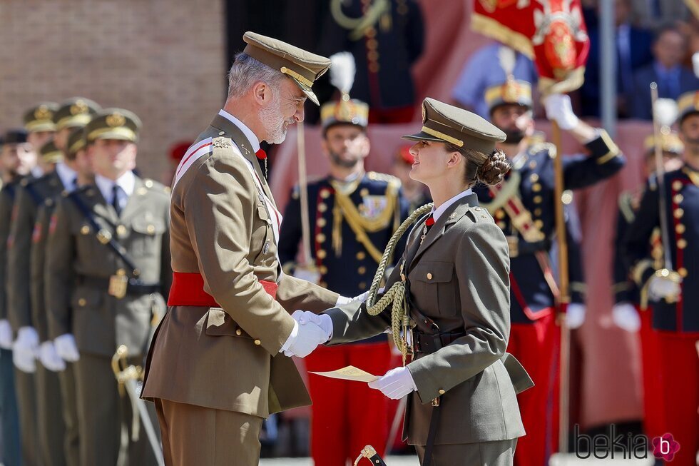 El Rey Felipe VI y la Princesa Leonor se dan la mano en el nombramiento de la Princesa Leonor como Dama Alférez Cadete