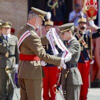 El Rey Felipe VI coloca a la Princesa Leonor la banda de la Gran Cruz del Mérito Militar en la Academia de Zaragoza