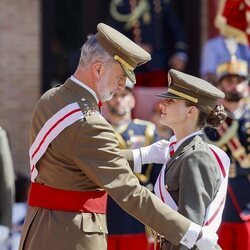 El Rey Felipe VI impone a la Princesa Leonor la banda de la Gran Cruz del Mérito Militar en la Academia de Zaragoza