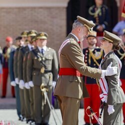 El Rey Felipe y la Princesa Leonor se sonríen en el nombramiento de la Princesa Leonor como Dama Alférez Cadete