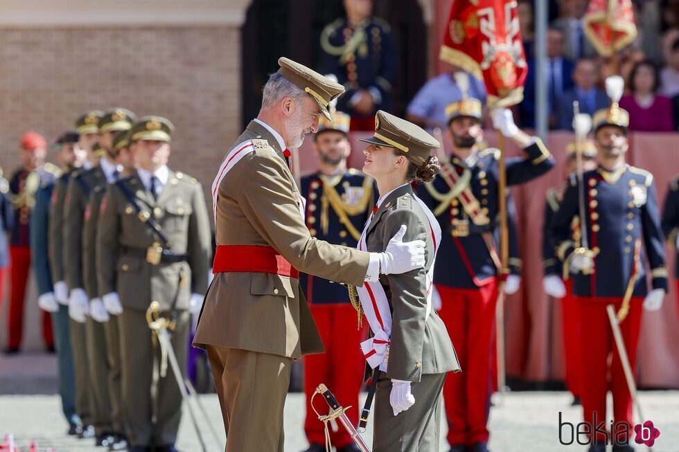 El Rey Felipe y la Princesa Leonor se sonríen en el nombramiento de la Princesa Leonor como Dama Alférez Cadete