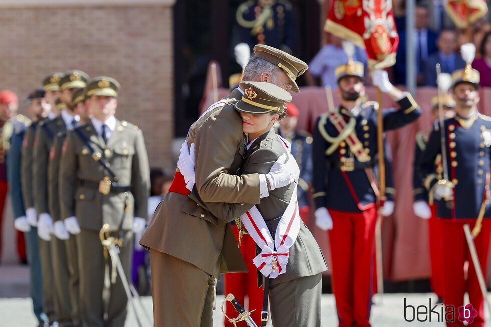 El Rey Felipe y la Princesa Leonor se abrazan en el nombramiento de la Princesa Leonor como Dama Alférez Cadete