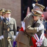 El Rey Felipe y la Princesa Leonor dándose un abrazo en el nombramiento de la Princesa Leonor como Dama Alférez Cadete