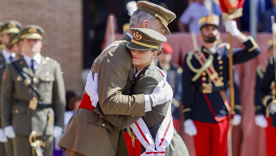 El Rey Felipe y la Princesa Leonor dándose un abrazo en el nombramiento de la Princesa Leonor como Dama Alférez Cadete