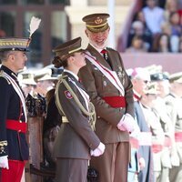 El Rey Felipe VI mira orgulloso a la Princesa Leonor en el nombramiento de la Princesa Leonor como Dama Alférez Cadete del Ejército de Tierra