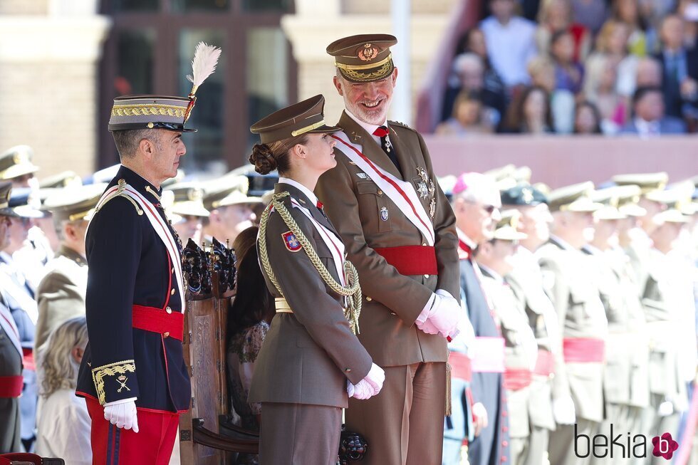 El Rey Felipe VI mira orgulloso a la Princesa Leonor en el nombramiento de la Princesa Leonor como Dama Alférez Cadete del Ejército de Tierra