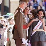 La Reina Letizia abraza a la Princesa Leonor en su nombramiento como Dama Alférez Cadete 