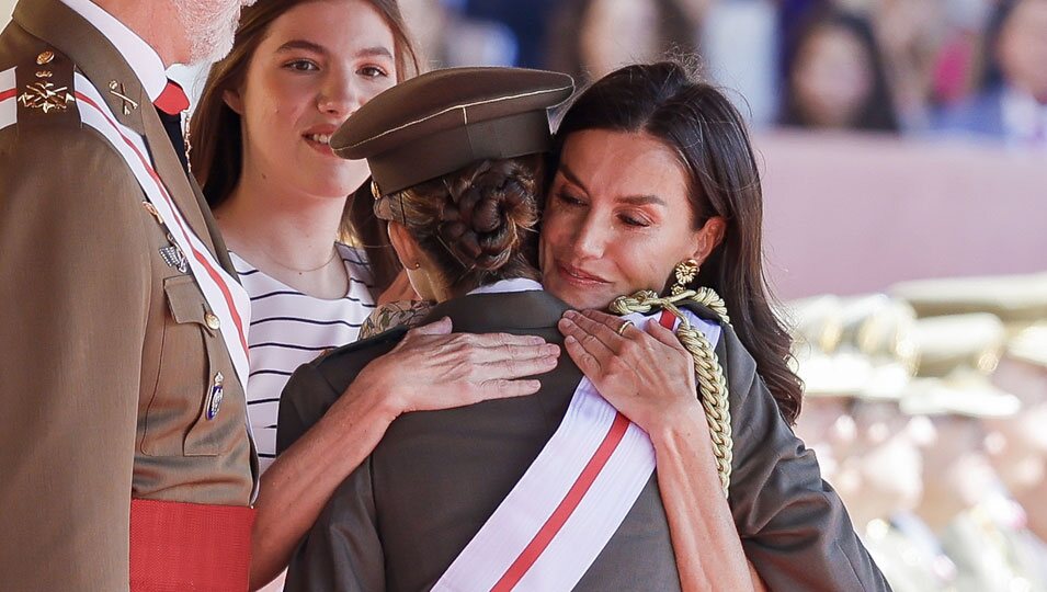 La Reina Letizia y la Princesa Leonor se abrazan en el nombramiento de la Princesa Leonor como Dama Alférez Cadete 