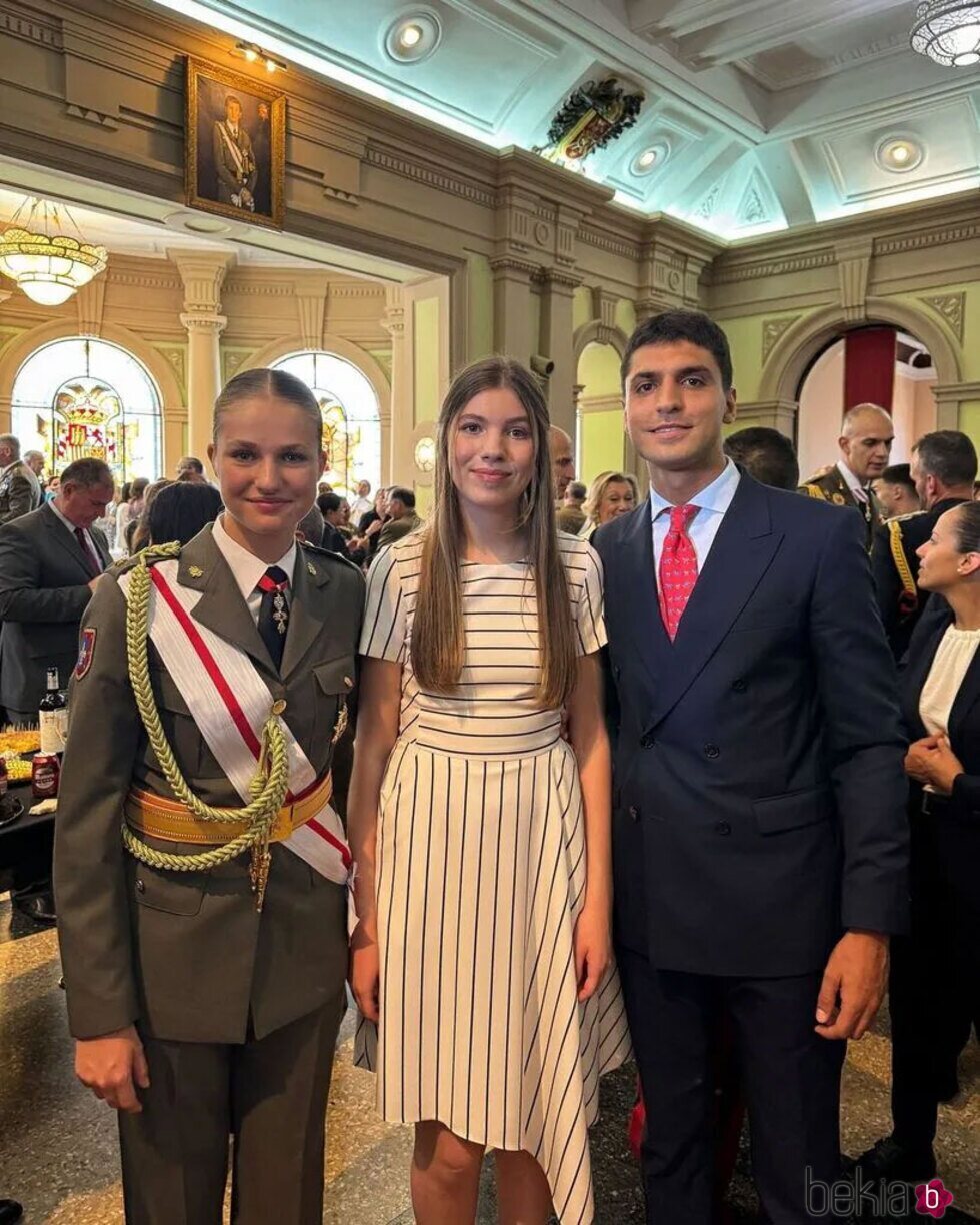 La Princesa Leonor y la Infanta Sofía con Tomás Páramo en el nombramiento de la Princesa Leonor como Dama Alférez Cadete del Ejército de Tierra