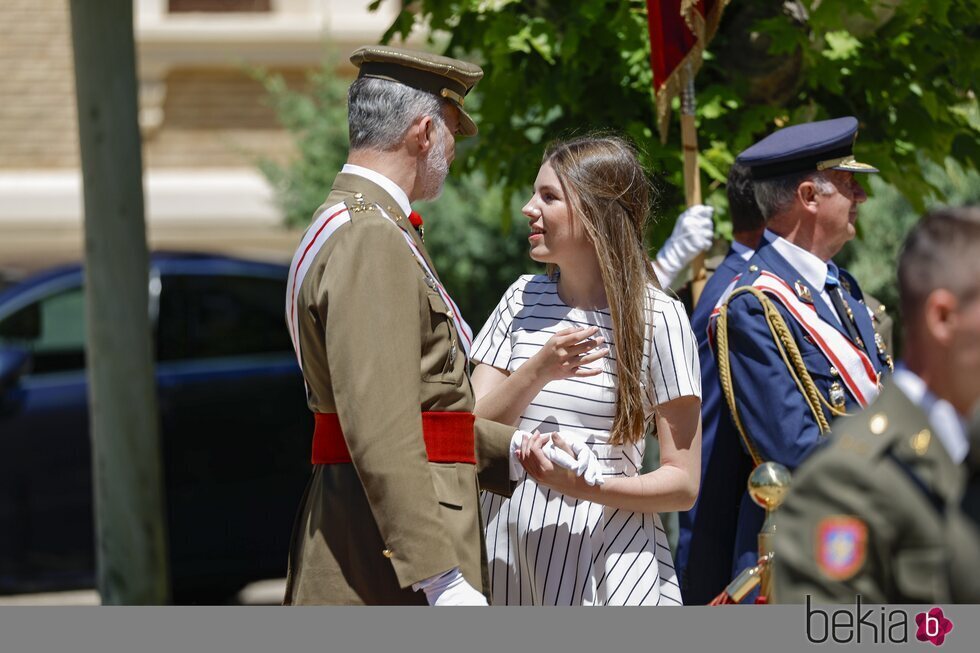 El Rey Felipe VI y la Infanta Sofía hablando en el nombramiento a la Princesa Leonor como Dama Alférez Cadete