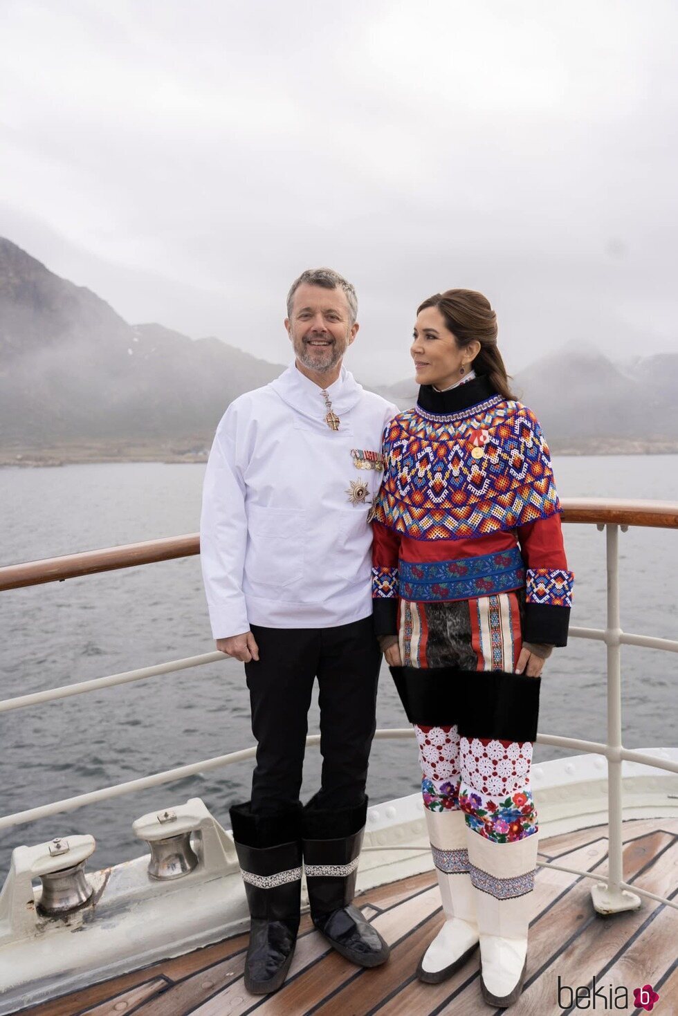 Federico y Mary de Dinamarca con los trajes groenlandeses en su primera visita oficial a Groenlandia como Reyes