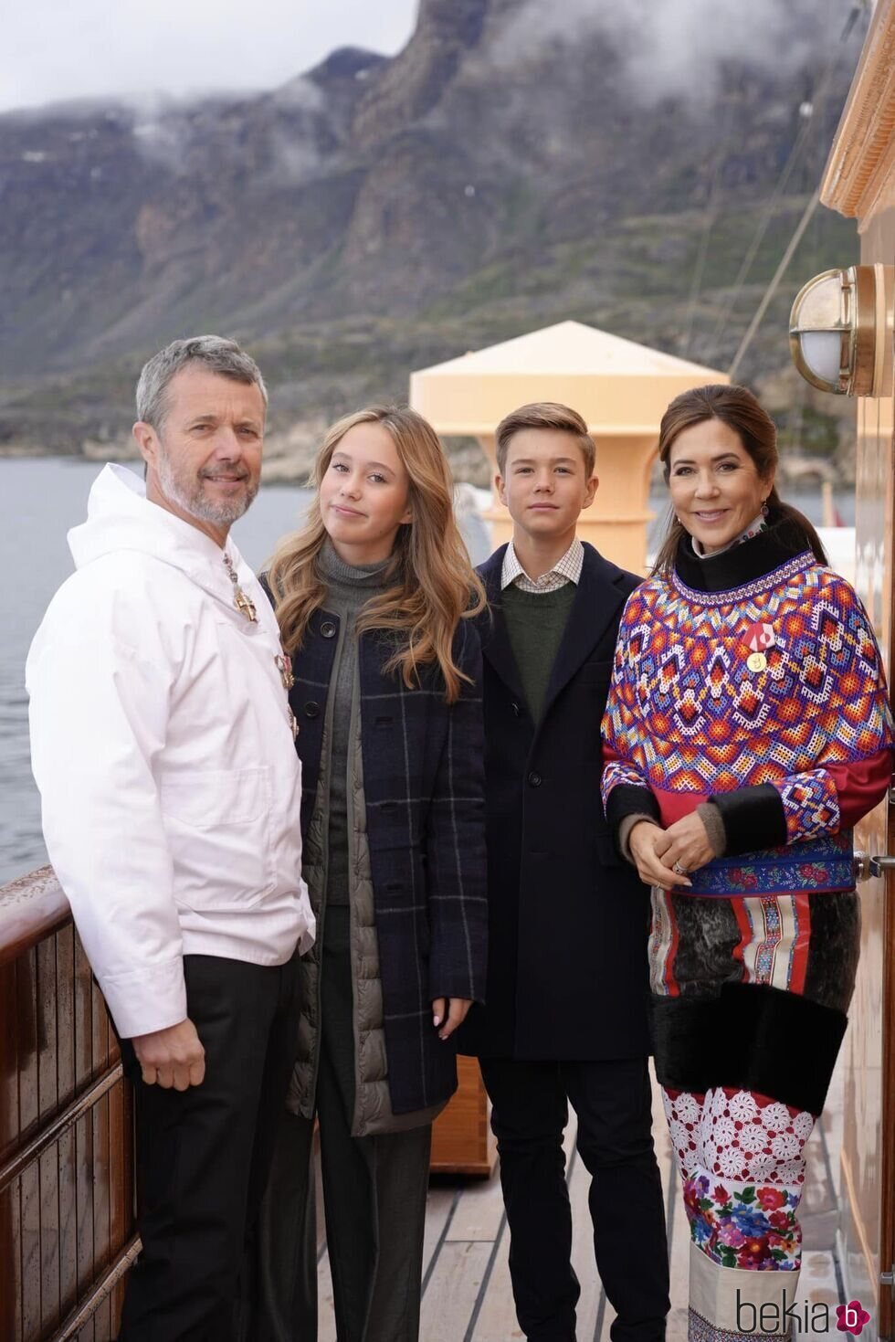 Federico y Mary de Dinamarca y sus hijos Vincent y Josephine de Dinamarca en el Dannebrog en su visita oficial a Groenlandia