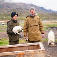 Federico de Dinamarca y Vincent de Dinamarca con un perro en su visita oficial a Groenlandia