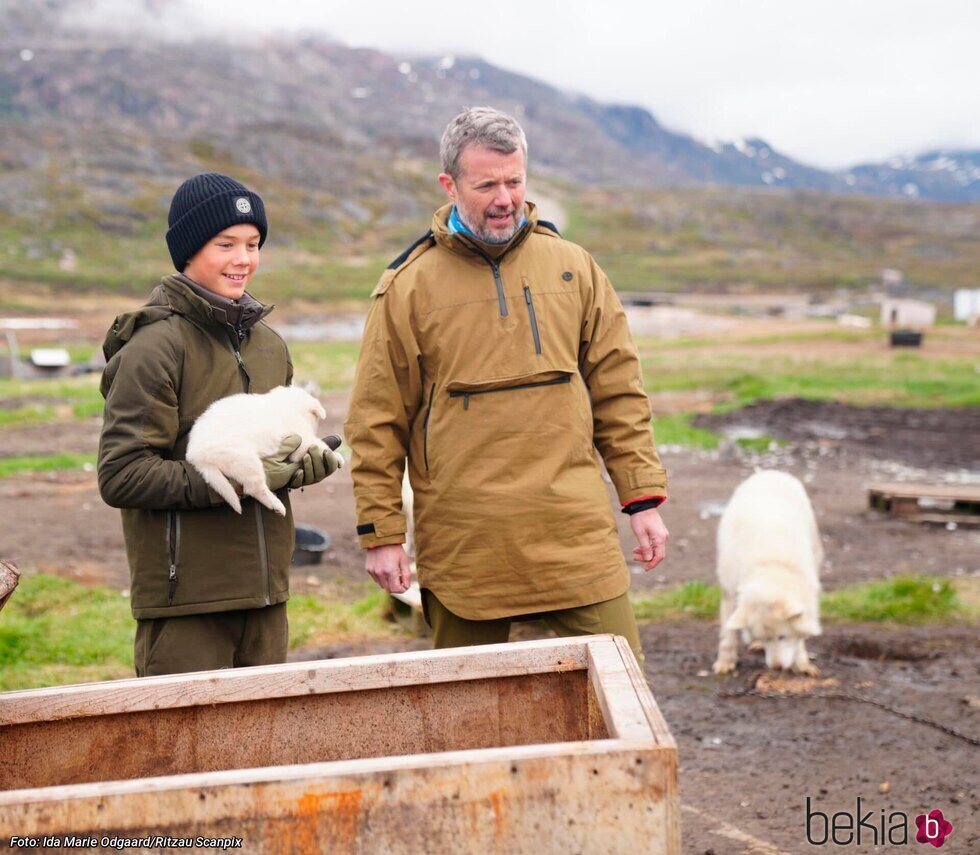 Federico de Dinamarca y Vincent de Dinamarca con un perro en su visita oficial a Groenlandia