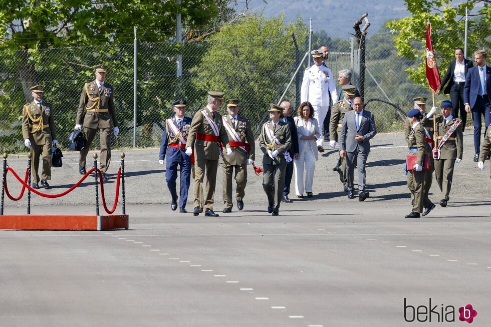 El Rey Felipe VI y la Princesa Leonor a su llegada a la entrega de Despachos en la Academia General Básica de Suboficiales de Talarn