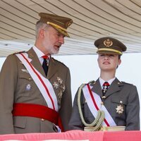 El Rey Felipe VI y la Princesa Leonor hablando en la entrega de Despachos en la Academia General Básica de Suboficiales de Talarn