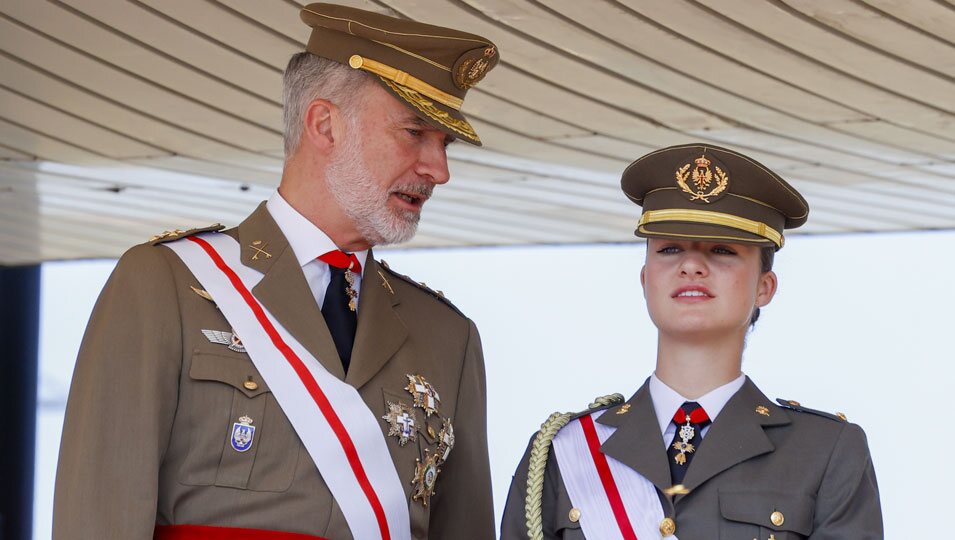 El Rey Felipe VI y la Princesa Leonor hablando en la entrega de Despachos en la Academia General Básica de Suboficiales de Talarn