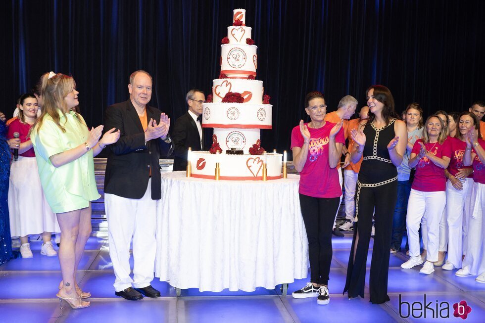 Alberto de Mónaco, Estefanía de Mónaco y sus hijas Pauline Ducruet y Camille Gottlieb con la tarta del 20 aniversario de Fight Aids Monaco